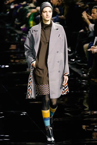 Look 16